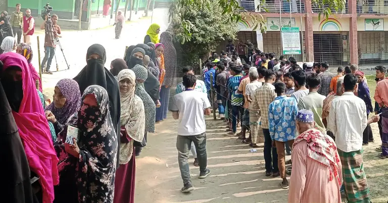 ভোটারদের লাইন